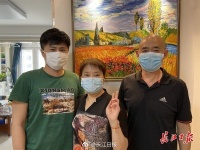 “现在的平凡生活是大家帮我‘抢’来的!”,她给医护人员写下“一人高”的感谢