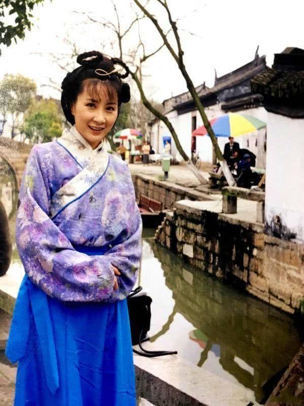 她是国家一级演员，出道 27年零绯闻，如今51岁婚姻生活却成谜
