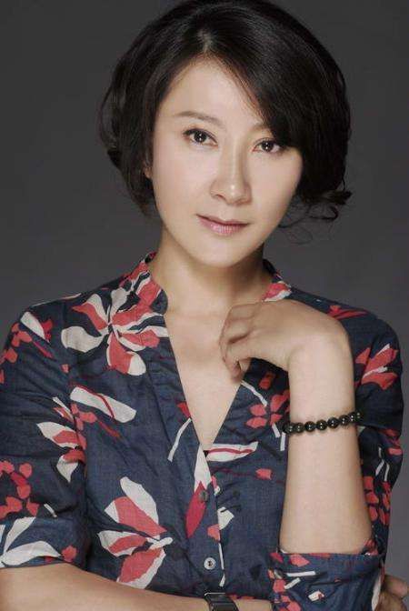 她是国家一级演员，出道 27年零绯闻，如今51岁婚姻生活却成谜