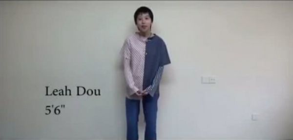 窦靖童素颜现身，垃圾桶旁吃路边摊，表情呆萌十分接地气