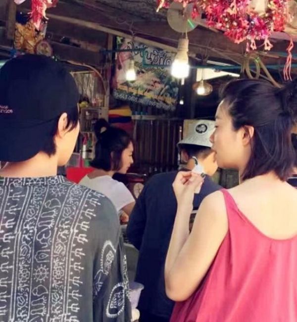 窦靖童素颜现身，垃圾桶旁吃路边摊，表情呆萌十分接地气