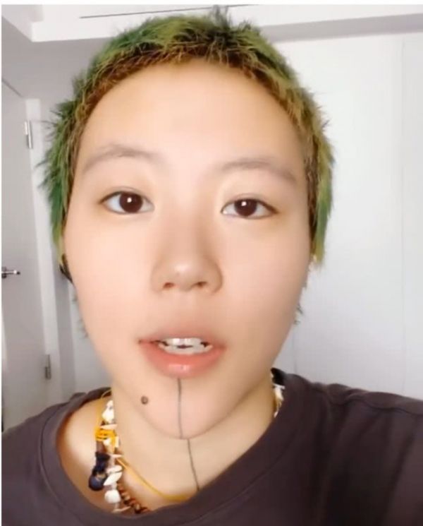 窦靖童素颜现身，垃圾桶旁吃路边摊，表情呆萌十分接地气