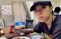 窦靖童素颜现身，垃圾桶旁吃路边摊，表情呆萌十分接地气