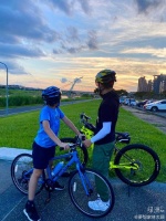 林志颖绿洲晒与Kimi骑车照 父子俩在夕阳下超温馨