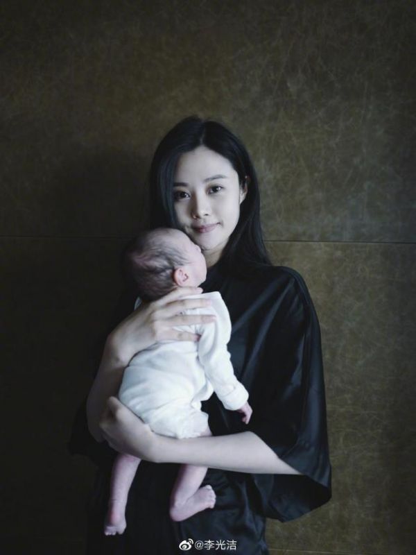 李光洁妻子怀抱宝宝