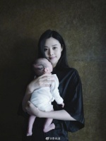 李光洁520官宣当爸 爱妻怀抱熟睡儿子画面温馨