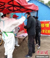 吉林音乐教师的“正能量”:防疫卡点为同事表演舞蹈
