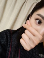 杨幂520绿洲晒比心自拍 以剧中造型出镜又甜又飒