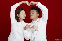 郑恺苗苗晒结婚照宣布结婚:我们结婚啦!