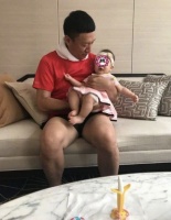孙红雷被两岁半女儿“折磨” 在线提问网友求支招