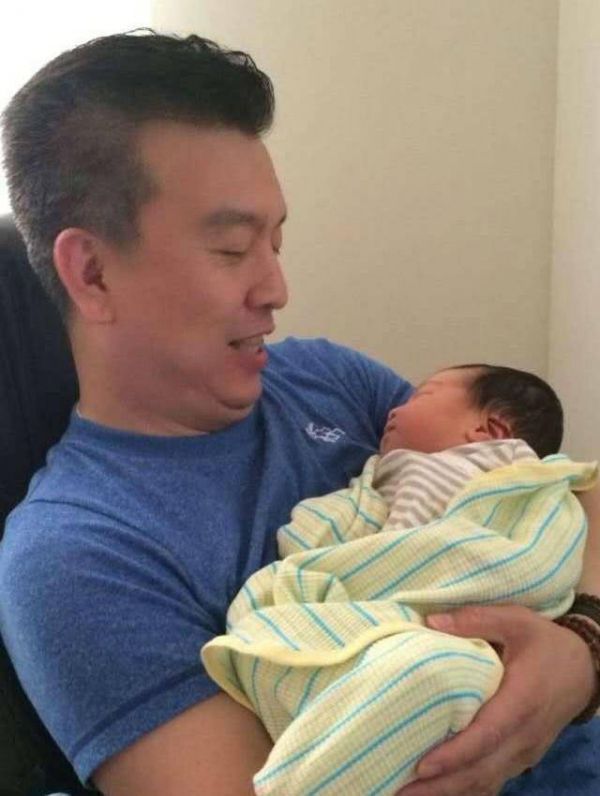 他是著名央视主持人，曾与董卿传绯闻，如今55岁被曝隐婚当爸