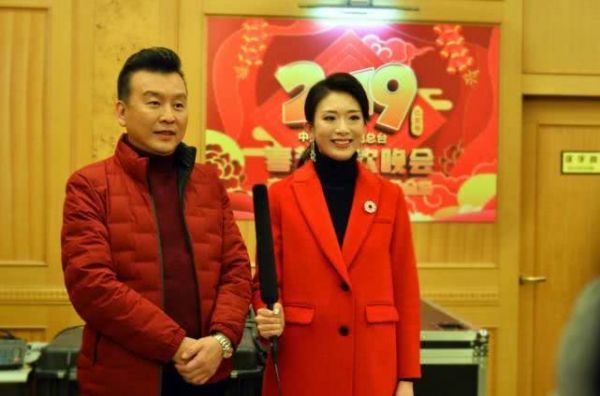 他是著名央视主持人，曾与董卿传绯闻，如今55岁被曝隐婚当爸