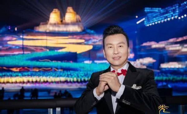 他是著名央视主持人，曾与董卿传绯闻，如今55岁被曝隐婚当爸