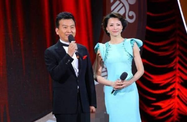 他是著名央视主持人，曾与董卿传绯闻，如今55岁被曝隐婚当爸