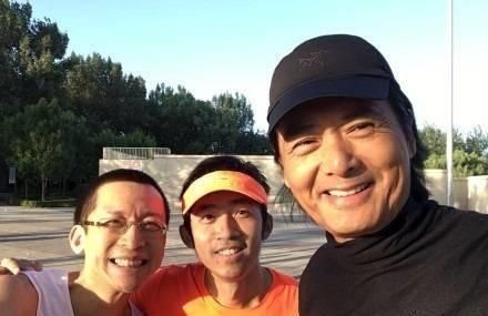 33岁女星路跑偶遇周润发，平易近人主动合照，丝毫没有天王架子