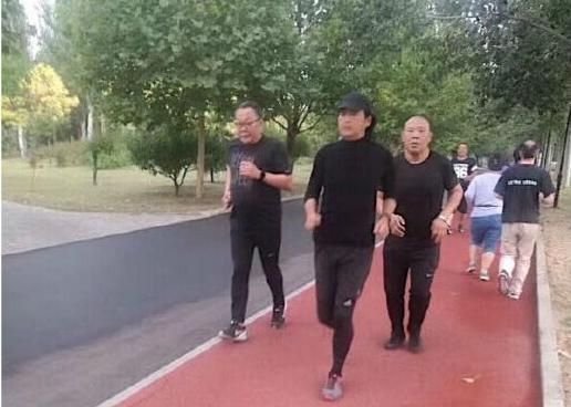 33岁女星路跑偶遇周润发，平易近人主动合照，丝毫没有天王架子