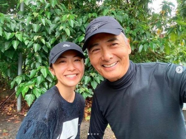 33岁女星路跑偶遇周润发，平易近人主动合照，丝毫没有天王架子