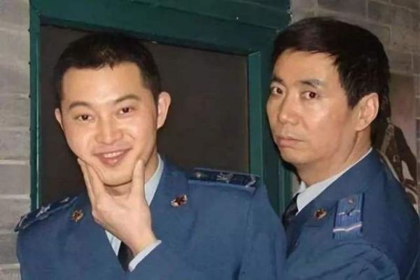 他是国家一级演员，娶大6岁离异女强人为妻，如今55岁成人生赢家