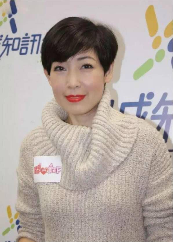 她是赌王原配的侄女，曾拒绝周星驰追求，如今54岁很美却还单身