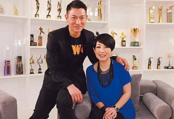 她是赌王原配的侄女，曾拒绝周星驰追求，如今54岁很美却还单身
