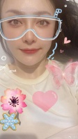 秦岚分享晨间自拍皮肤水灵 玩童趣滤镜少女心满满