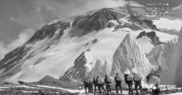 《中国登山队登顶珠峰六十周年》邮票“向经典致敬”