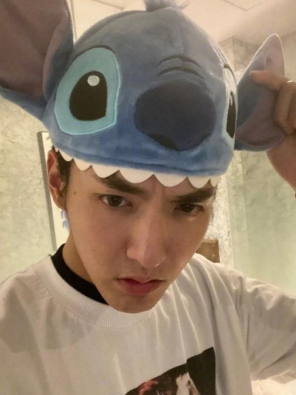 吴亦凡戴卡通帽