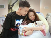 GAI晒合照宣布老婆生子:咱俩以后一起保护妈妈