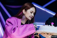 杨丞琳获节目组送生日惊喜 发文感谢大家辛苦付出