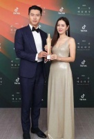 玄彬、孙艺珍再同框,荣获百想艺术大赏人气奖,孙艺珍美出新高度