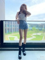 angelababy绿洲营业晒美照炫腿 配文尽显少女心