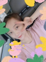 林妙可绿洲比耶自拍元气满满 小V脸再现瘦了不少