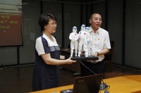 致敬“逆行者”,北京工美捐赠医护人员形象绢人