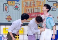 铁不是白举的!白敬亭与王嘉尔互量腰围仅有59cm
