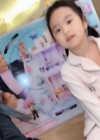 包文婧宅家享受亲子时光 包贝尔搭城堡做饭超有爱