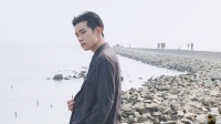 易烊千玺拍杂志气质高冷 草地抓虫子显可爱反差萌
