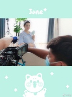 刘璇晒二胎孕肚照 着水蓝色裙肚子隆起明显孕味足