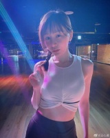 王心凌对镜自拍分享健身感受 麻花辫齐刘海超少女
