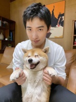 杨洋白衬衫造型干净清爽 抱狗狗合影眼神宠溺有爱