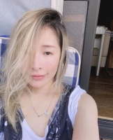 萧亚轩分享露台晒太阳自拍 发丝微乱挡脸对镜浅笑