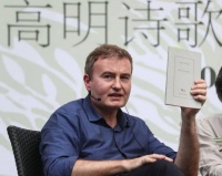 他以全世界最浪漫的语言写诗,在断裂和空白中让事物去蔽、敞亮