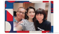 Selina与父母温馨合影 调皮留言:我的一儿一女