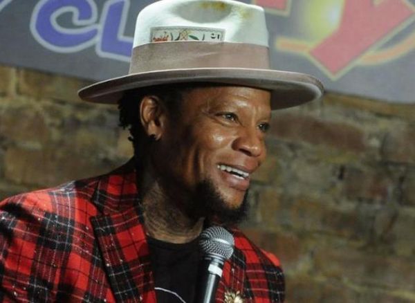 美国知名喜剧演员、前CNN主持人休利（D.L.Hughley）
