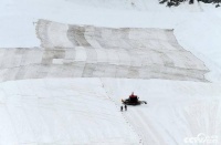 意大利工人用织物覆盖冰川 防止积雪融化