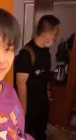 易烊千玺偷拍胖虎 被发现后假装自拍偷笑融化人心