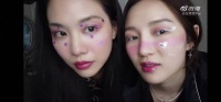 孟佳与王霏霏互画搞怪妆 被网友吐槽像掉了鸽子屎