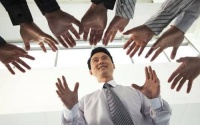 原创 职场中,当你不得不批评他人时,不妨采用奖惩并用的策略