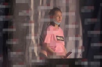 准妈妈苗苗陪郑恺打篮球 着宽松T恤孕肚明显