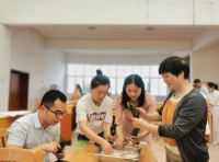 常德市二中开展端午节包粽子、做香囊活动
