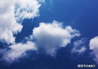 从雨云的缝隙里，闪出斑斑点点的浅蓝！
